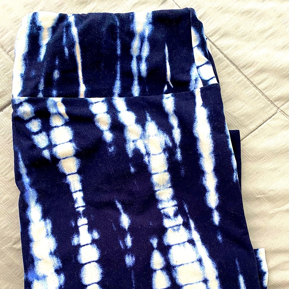 Blue & White Tie dye printed Lularoe Leggings!